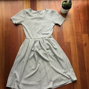 Lularoe Amelia size Sm, Minimalist Capsule Dress